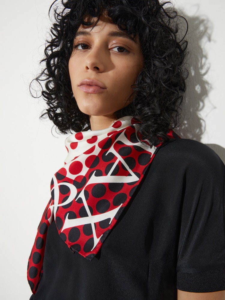 Abito in jersey tulle a pois 3D, nero | MAX&Co. Foulard in twill di seta - ROSSO - MAX&Co.